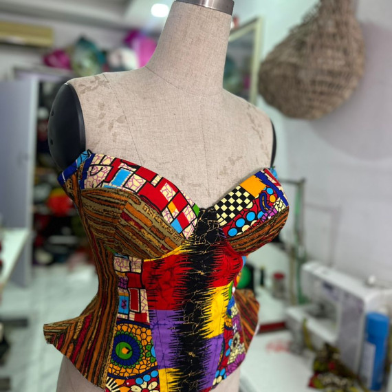 https://oluchi-fashions.com/fr/products/ankara-corset-blouse